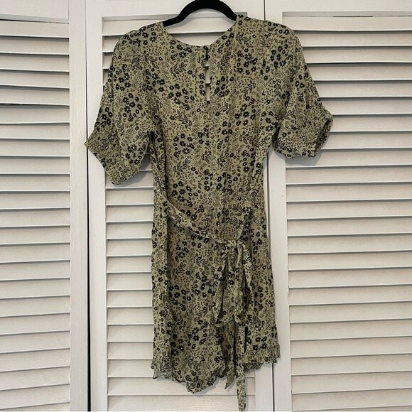 NEW Urban Outfitters size medium Ditzy Floral Print Tie Back Puff Sleeve Romper - Picture 3 of 14